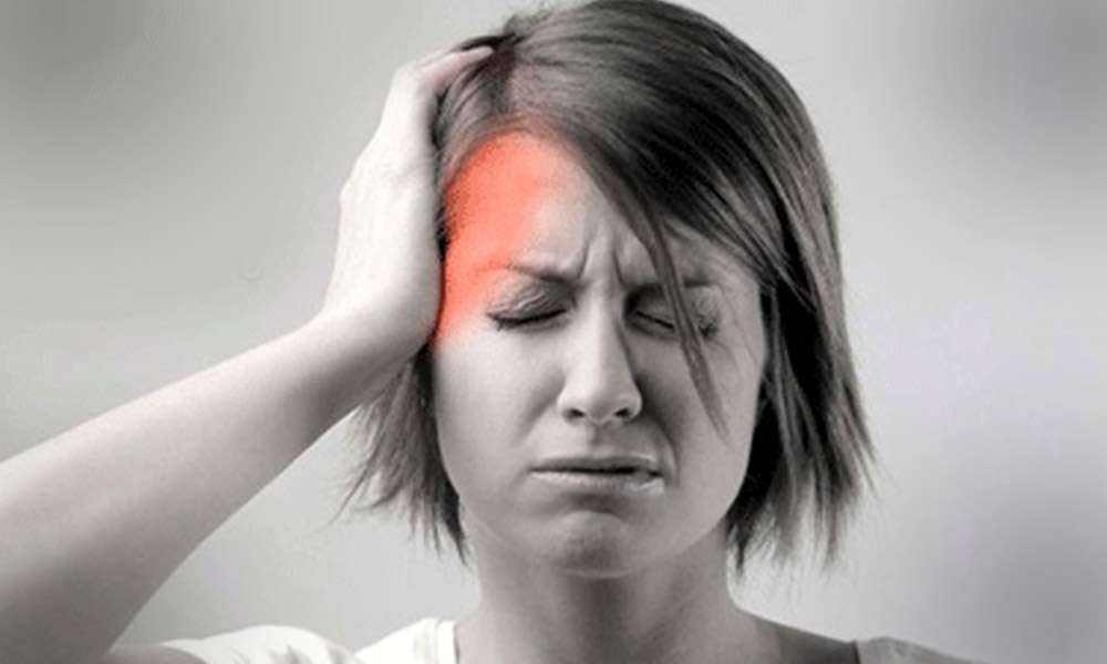 بانوی که دچار سردرد شده