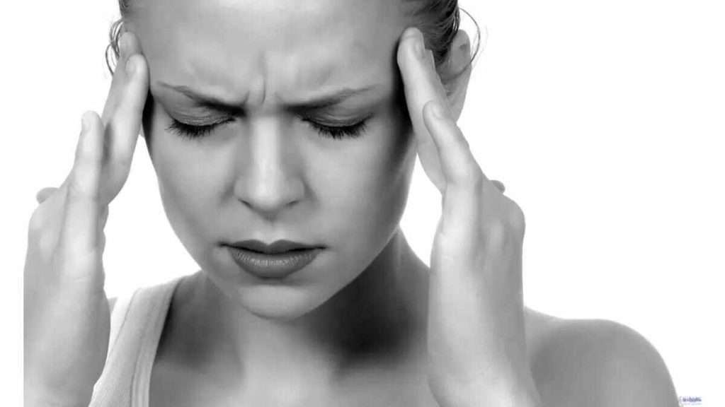  علائم  درد میگرن معمولاً در یک طرف سر، به صورت ضربان دار و تیز است.
