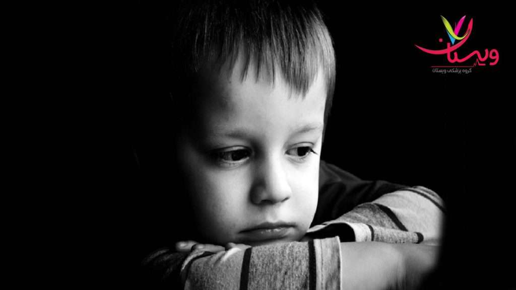 کودکی که غمگین است و دچار مشکلات روحی شده است 