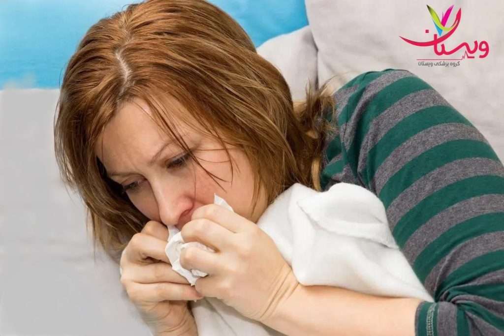 خانمی که در رخت خواب دچار حمله پانیک شده است 