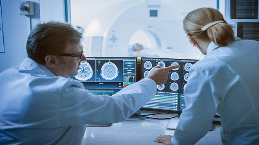پزشک متخصص در حال بررسی پرونده بیمار پزشک متخصص در حال بررسی پرونده بیمار