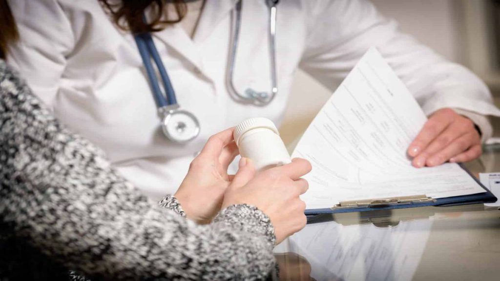 تجویز قرص توسط متخصص برای بیمار خانمی که به فوق تخصص اعصاب و روان مراجعه کرده و پزشک برای او قرص تجویز کرده است