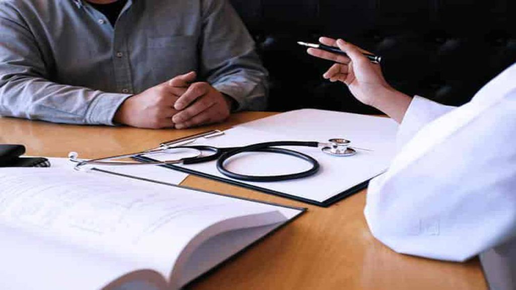 فوق تخصص اعصاب و روان، با فردی که دچار اختلالات روانی است، صحبت می کند