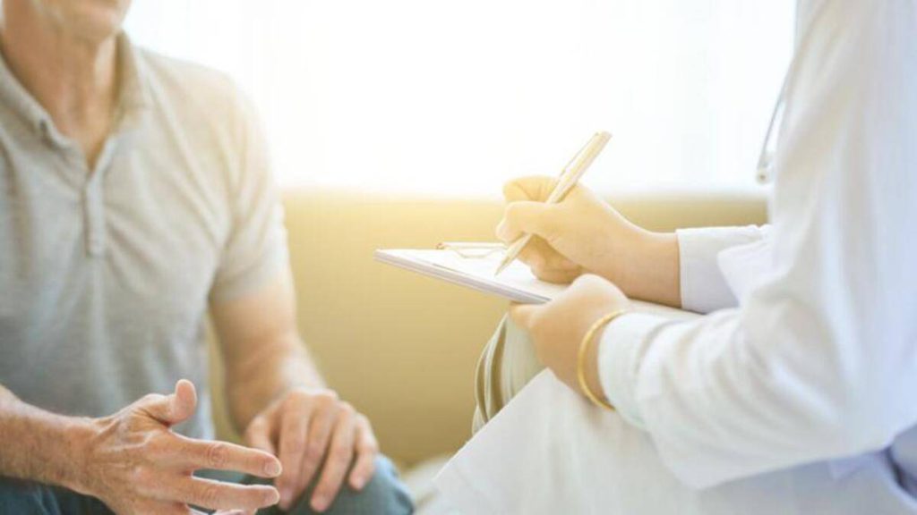 مراجعه بیمار به پزشک متخصص ویزیت بیمار توسط فوق تخصص اعصاب و روان