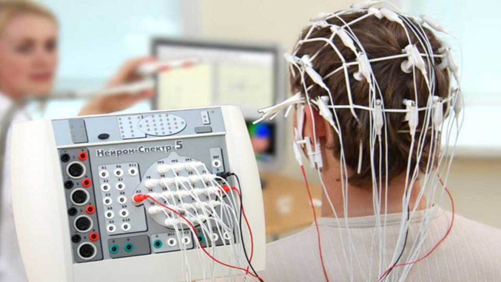 بیماری که در بیمارستان نوار مغزی انجام می دهد