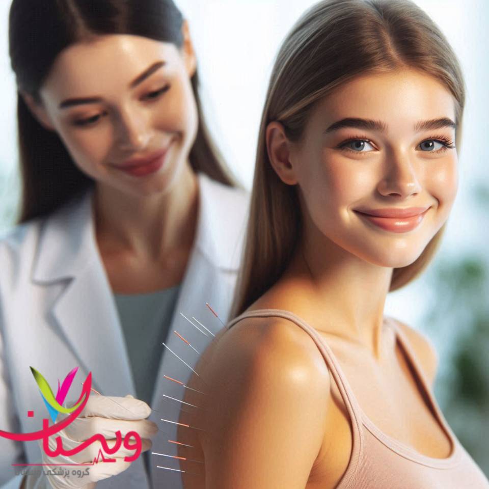 متخصص طب سوزنی در حال طب سوزنی کمر بهترین متخصص طب سوزنی در حال انجام طب سوزنی بر روی کمر بیمار