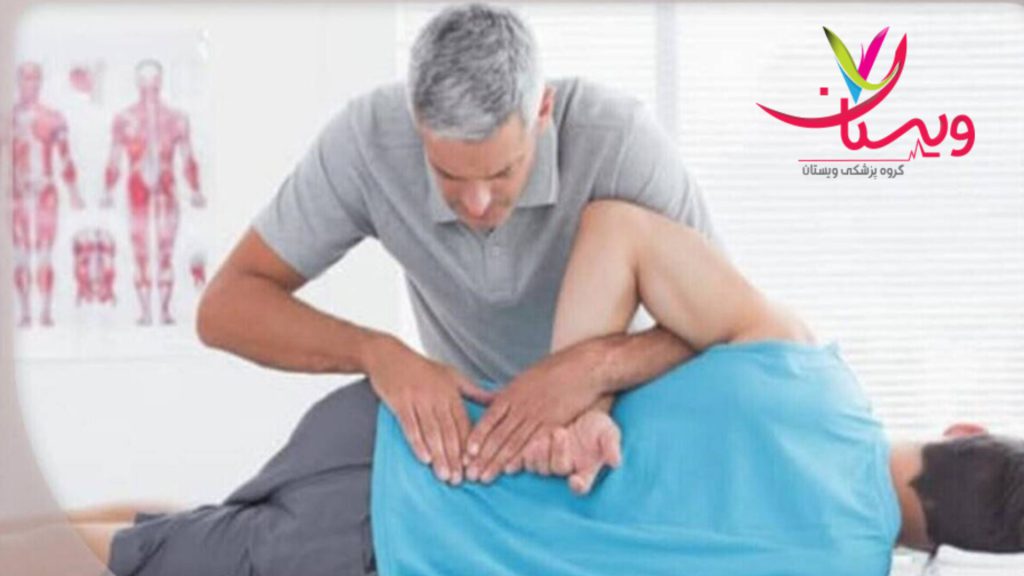 متخصص دنبالچه در حال جا انداختن دنبالچه برای بیمار