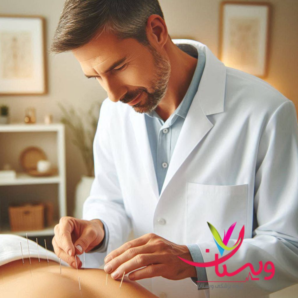 انجام طب سوزنی برای بیمار توسط پزشک متخصص در حال انجام طب سوزنی برای بیمار