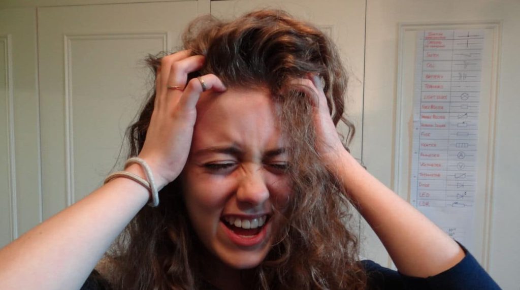 خانمی که دچار حمله پانیک شده است .