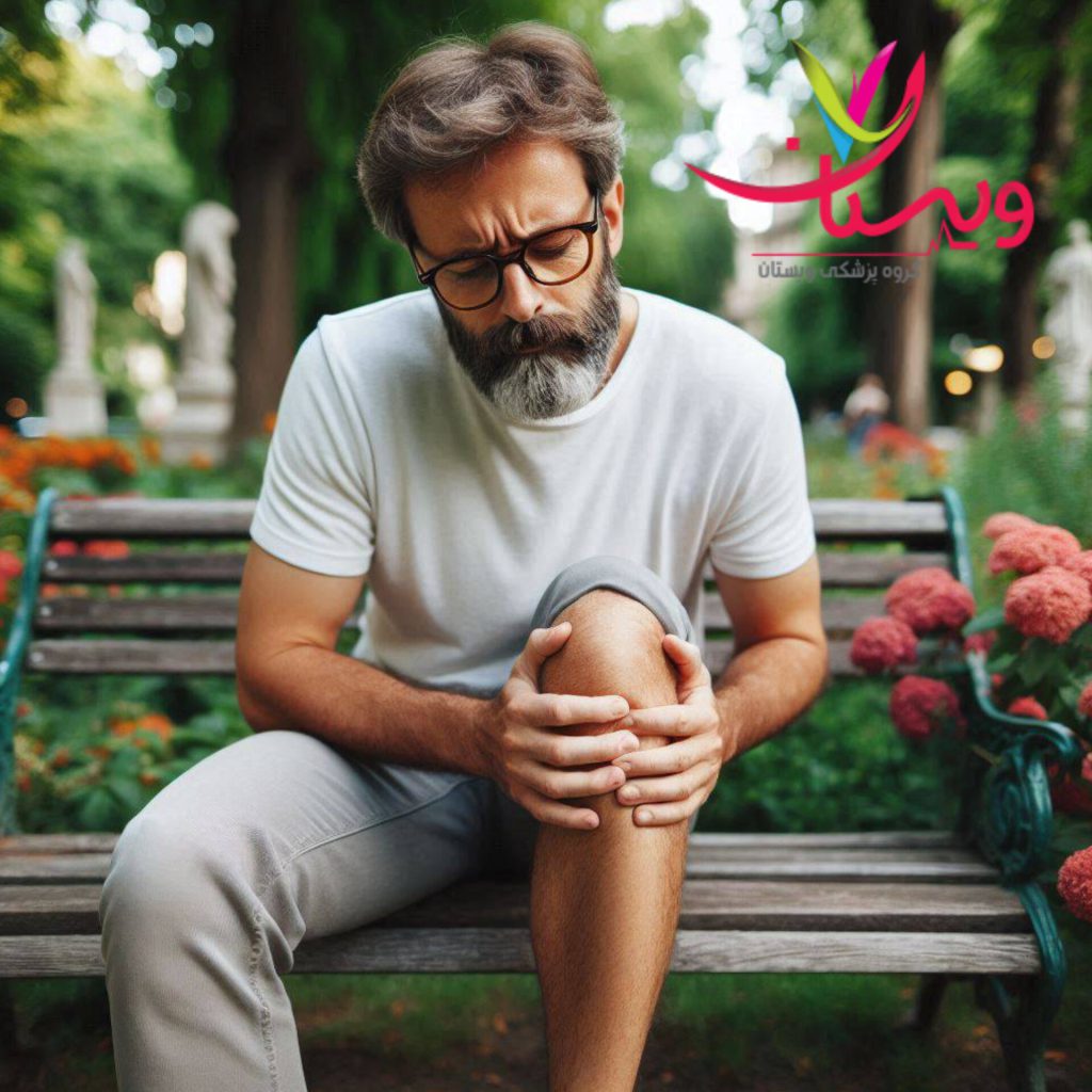 فردی دچار زانو درد شده است آقایی دچار زانو درد شده و روی نیمکت نشسته است