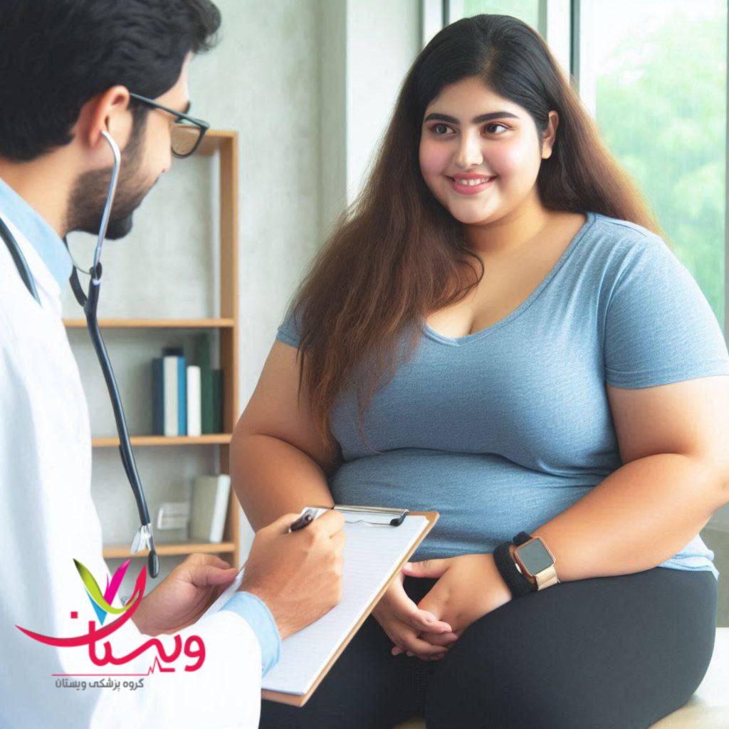 متخصص اسلیو معده در حال صحبت با یک خانم خانمی به دلیل چاقی برای اسلیو معده با پزشک مشورت می کند