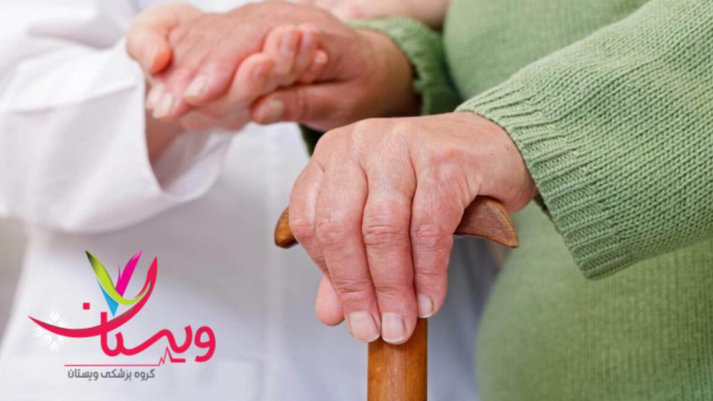 مشکل حرکتی در بیمار مبتلا به پارکینسون پرستار دست بیمار مبتلا به پارکینسون را گرفته است