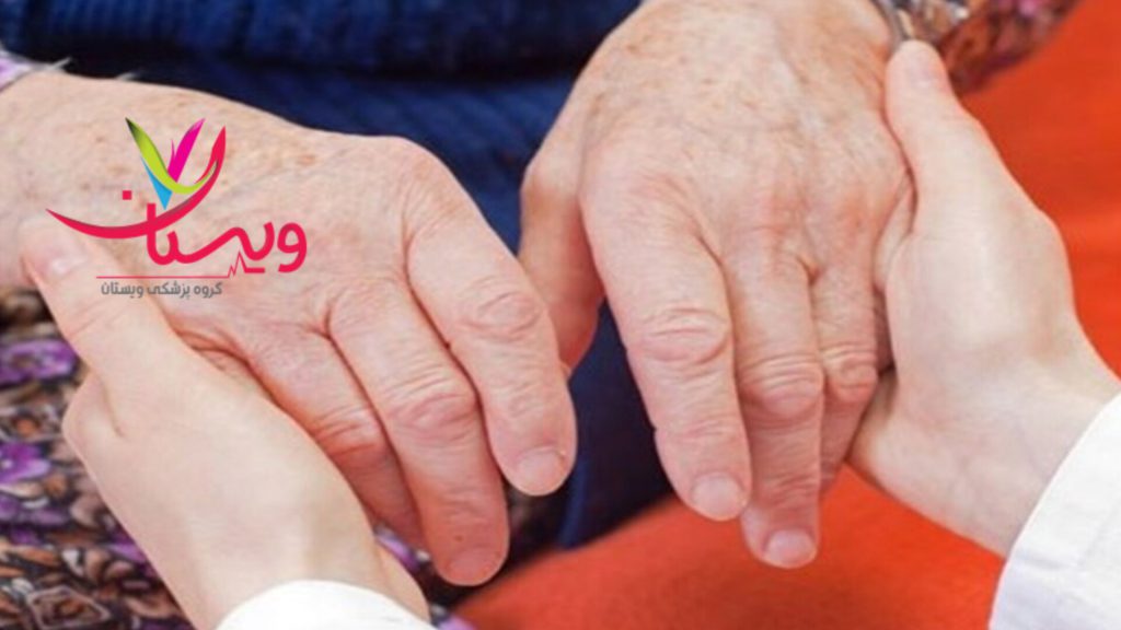 لرزش دست های فرد مبتلا به پارکینسون لرزش دست در بیمار مبتلا به پارکینسون