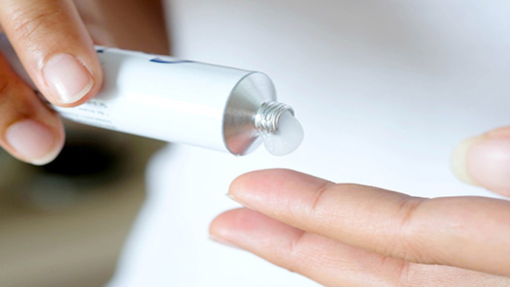 بیمار برای کاهش درد دنبالچه، از پماد استفاده می کند