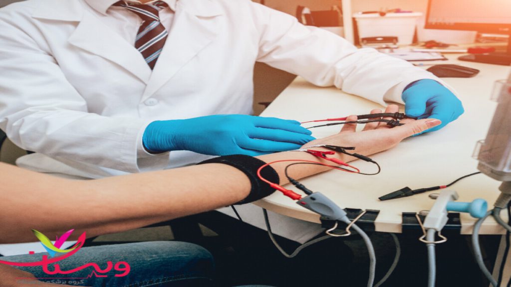 انجام نوار عصب و عضله انجام نوار عصب و عضله برای دست بیمار توسط متخصص