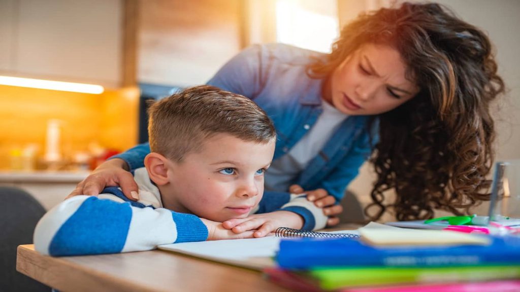 مادر در حال آرام کردن کودک بیش فعال