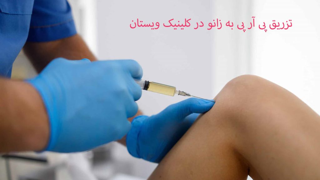 پزشکی که در حال معاینه زانوی فردی سالخورده است پزشکی که در حال معاینه زانوی فردی سالخورده است