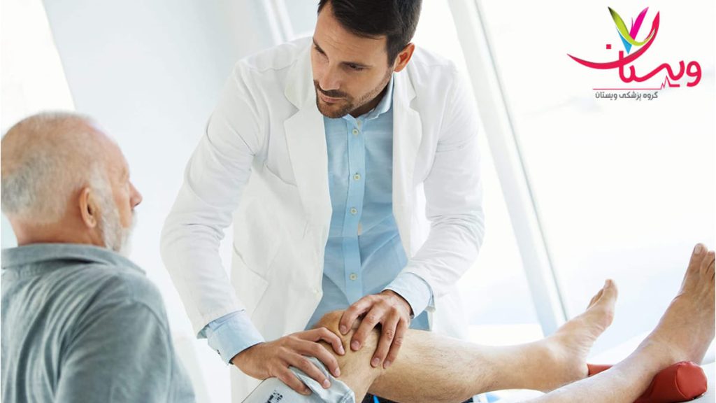 پزشکی که در حال معاینه زانوی فردی سالخورده است پزشکی که در حال معاینه زانوی فردی سالخورده است