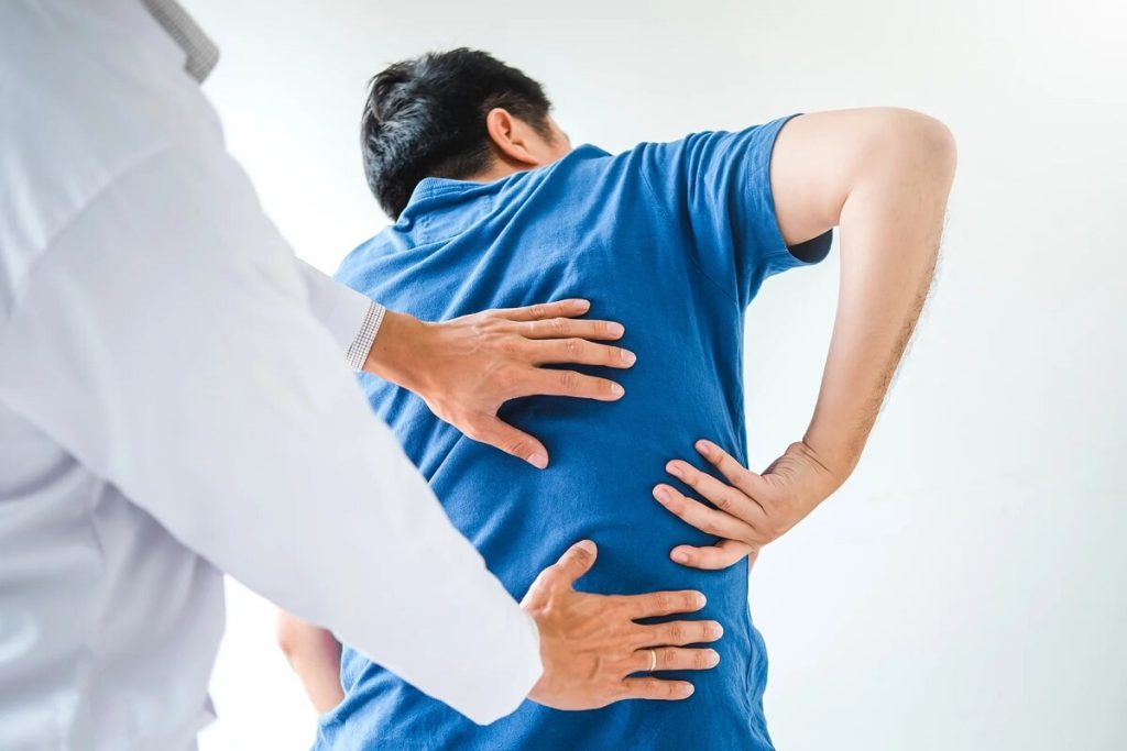 معاینه مردی که دچار دیسک کمر شده است معاینه مردی که دچار دیسک کمر شده است