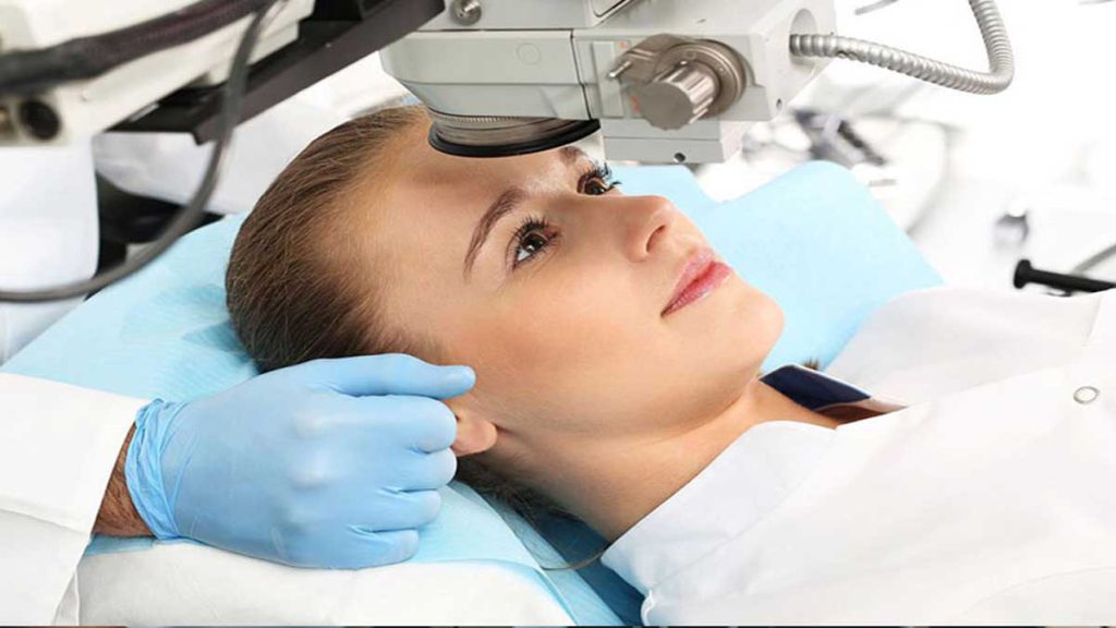 نوار چشم توسط پزشک از بیمار گرفته می شود نوار چشم توسط پزشک از بیمار گرفته می شود/ هزینه نوار چشم