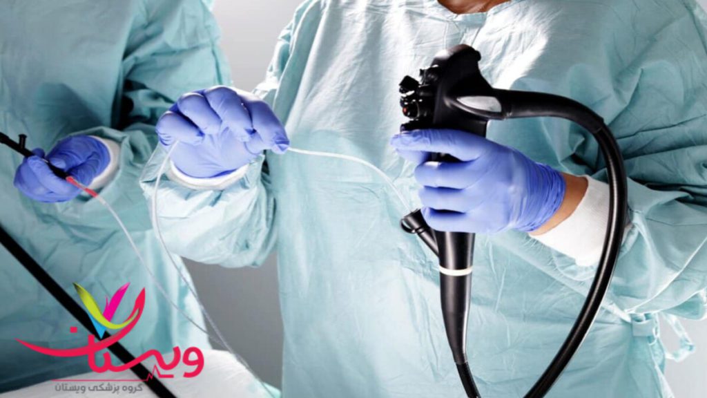 انجام کولونوسکوپی توسط متخصصین ماهر پزشکان برای بیمار کولونوسکوپی انجام می دهد