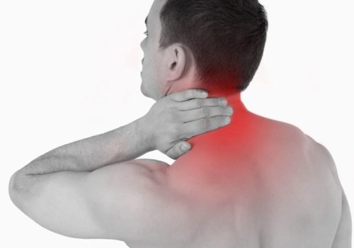 اگر سر خود را در یک سمت نگه داریم درد دیسک بیشتر می شود. فتق دیسک گردن