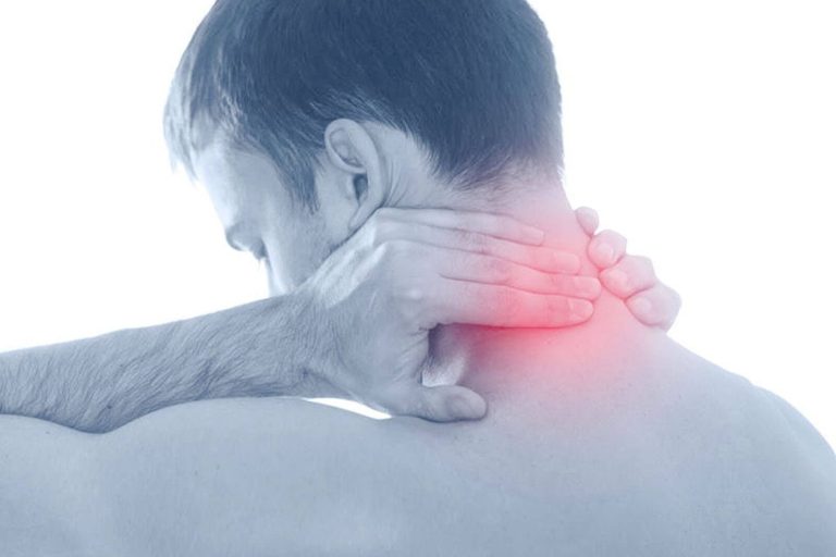 درد فتق دیسک گردن هنگام خم شدن بیشتر احساس می شود. فتق دیسک گردن
