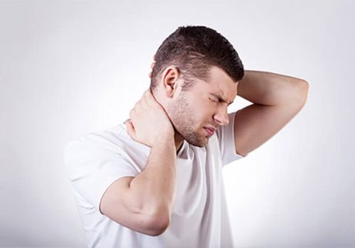 درد گردن ابتدا از زیر سر شروع می شود. فتق دیسک گردن
