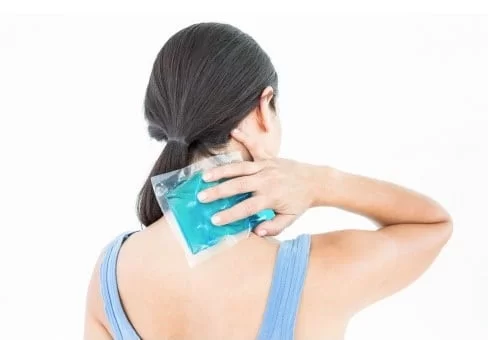 کمپرس یخ یکی از موارد تسکین درد بین کتفی است. یخ از موارد تسکین درد بین کتفی است.