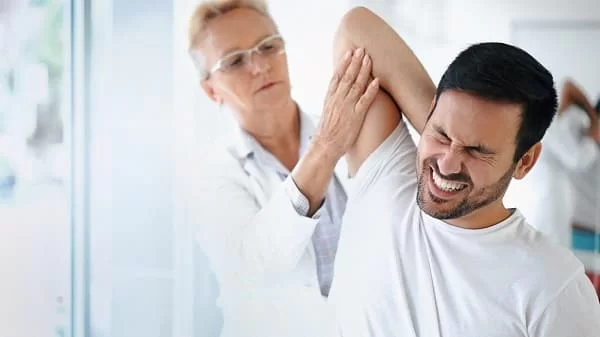 درمان با ژل، کرم یا قرص درد بین کتفی را کاهش می دهد. از مارد شایع درد بین کتفی کرفتگی عضلات است.