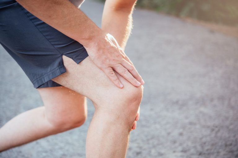 افرادی که به سندروم درد پاتلوفمورال مبتلا هستند، نباید به زانوی خود فشار وارد کنند. ورزش به کاهش درد پاتلوفمورال کمک می کند.