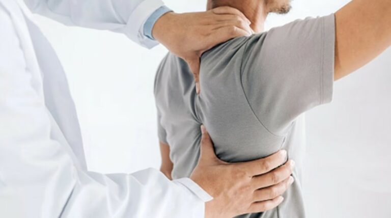 پزشک با بررسی تصویر ام آر آی به تشخیص بیمار می پردازد. از کارهایی که درد بین کتفی را زیاد می کند اجتناب کنید.