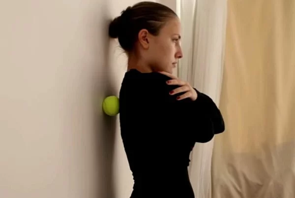 یکی از درمان های موثر درد بین کتفی، ماساژ است. استراحت از موارد مهم برای کاهش درد بین کتفی است.