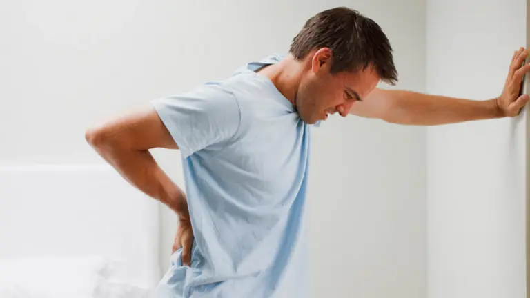 در برخی افراد مبتلا به اسپاسم عضلات در پهلوی خود احساس درد می کنند. اسپاسم عضلات مزمن پشتی درمان های زیادی دارد.