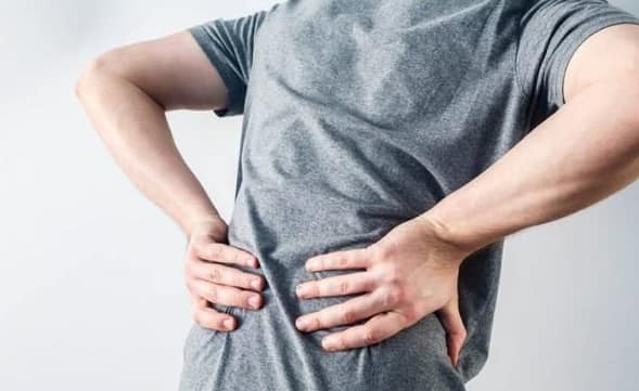 افرادی که اسپاسم عضلات مزمن پشتی دارند نمی توانند راست بایستند. درد ناگهانی یا گرفتگی کمر سبب اسپاسم عضلات مزمن پشتی می شود.